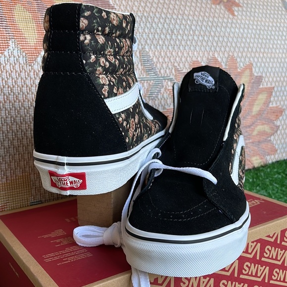 Vans WMNS Sk8-Hi
Rose Dreams Black/White
VN0005U9BZW
Sneakers - Picture 10 of 16